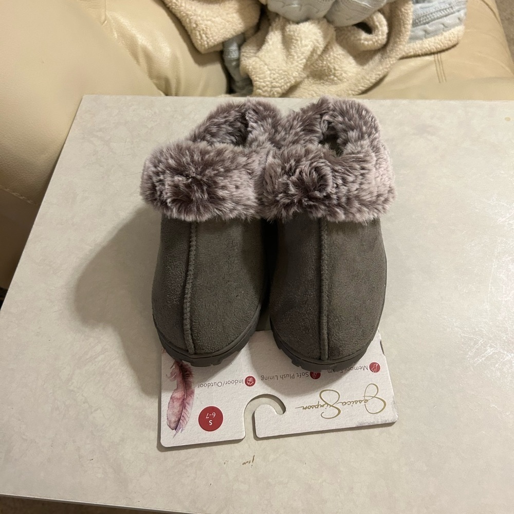 Jessica Simpson gray slippers